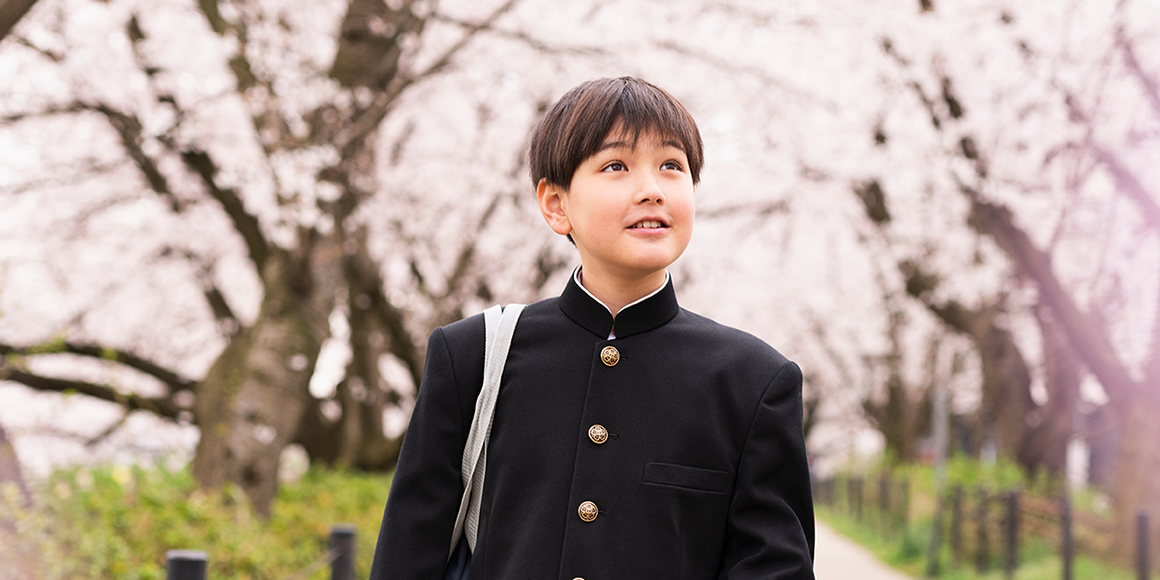 教育ローン（カード型）ご利用イメージ図。カードローン利用期間は、在学期間を限度として最長7年以内となります。期間中は、専用カードでその都度お借入れ・ご返済が可能です。この期間は利息のみ返済の元金据置返済となります。元利金返済期間は、元金と利息返済を返済する元利均等返済となります。この期間はご返済いただく期間となり、専用カードを使った新たなお借入はできません。最長のご返済期間は、カードローン利用期間を含めて20年です。